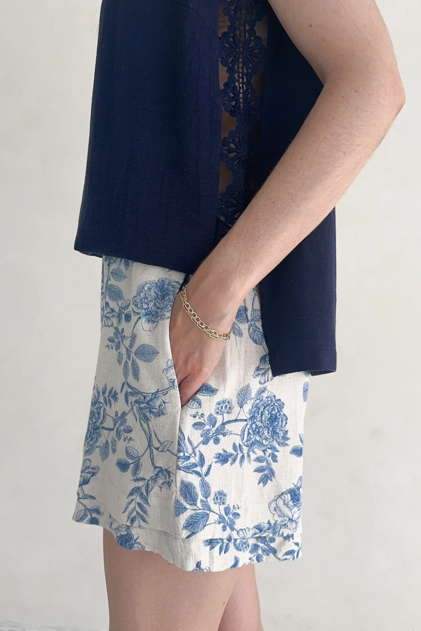 Château Printed Soft Linen Blend Shorts - Image 3