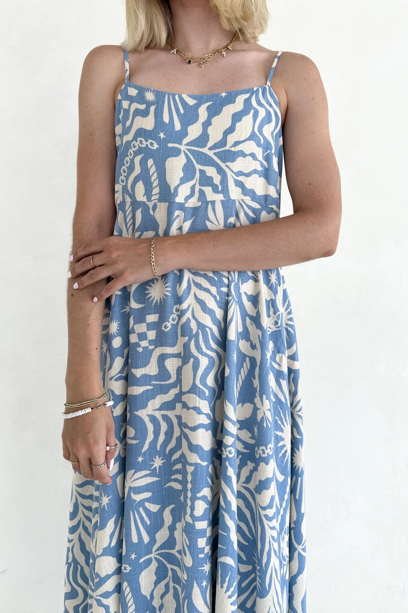 Elowen Blue Tropical Print Linen Blend Midi Dress - Image 4