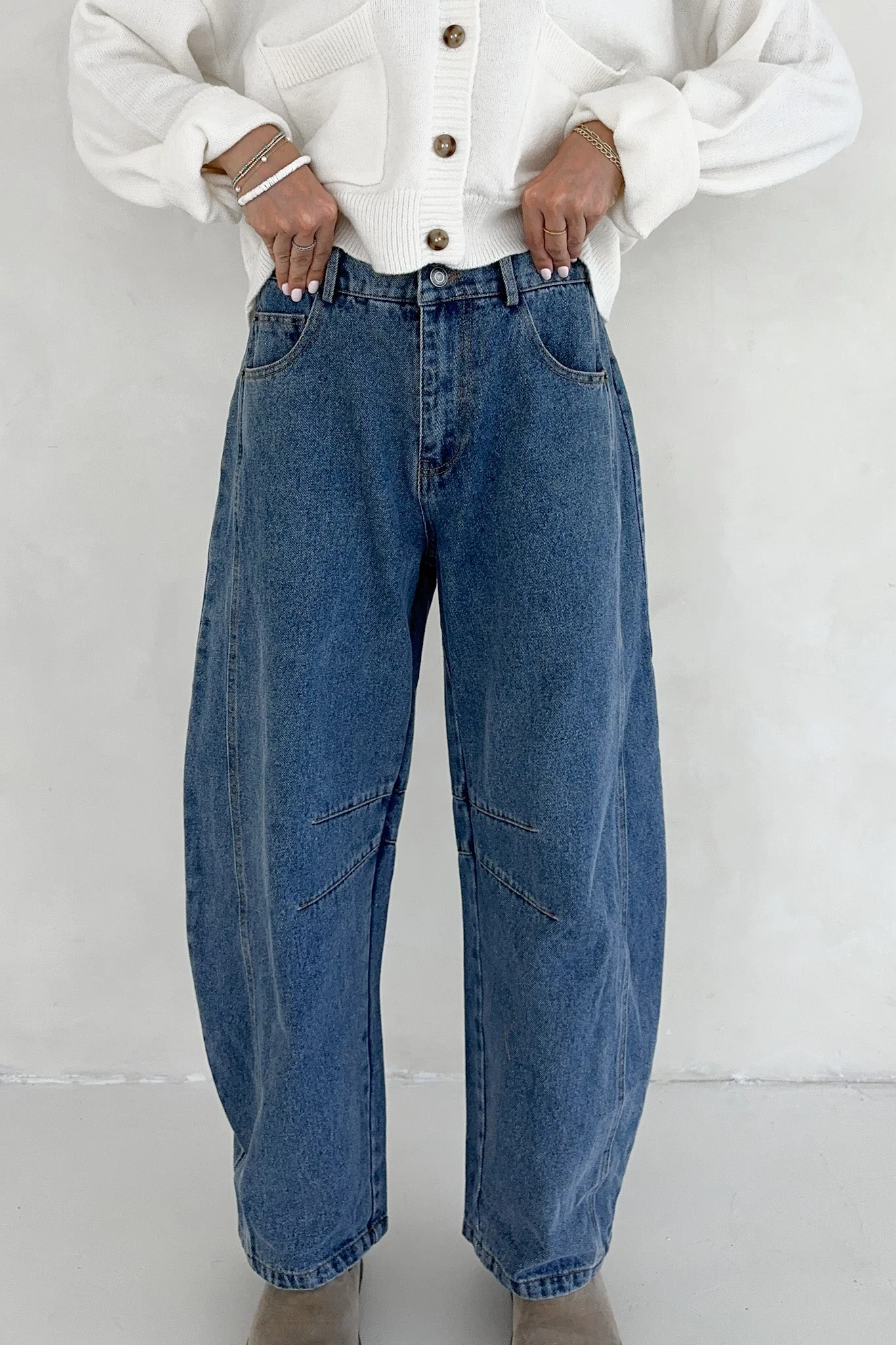 Nora Lightweight Cotton Barrel Jeans in Denim