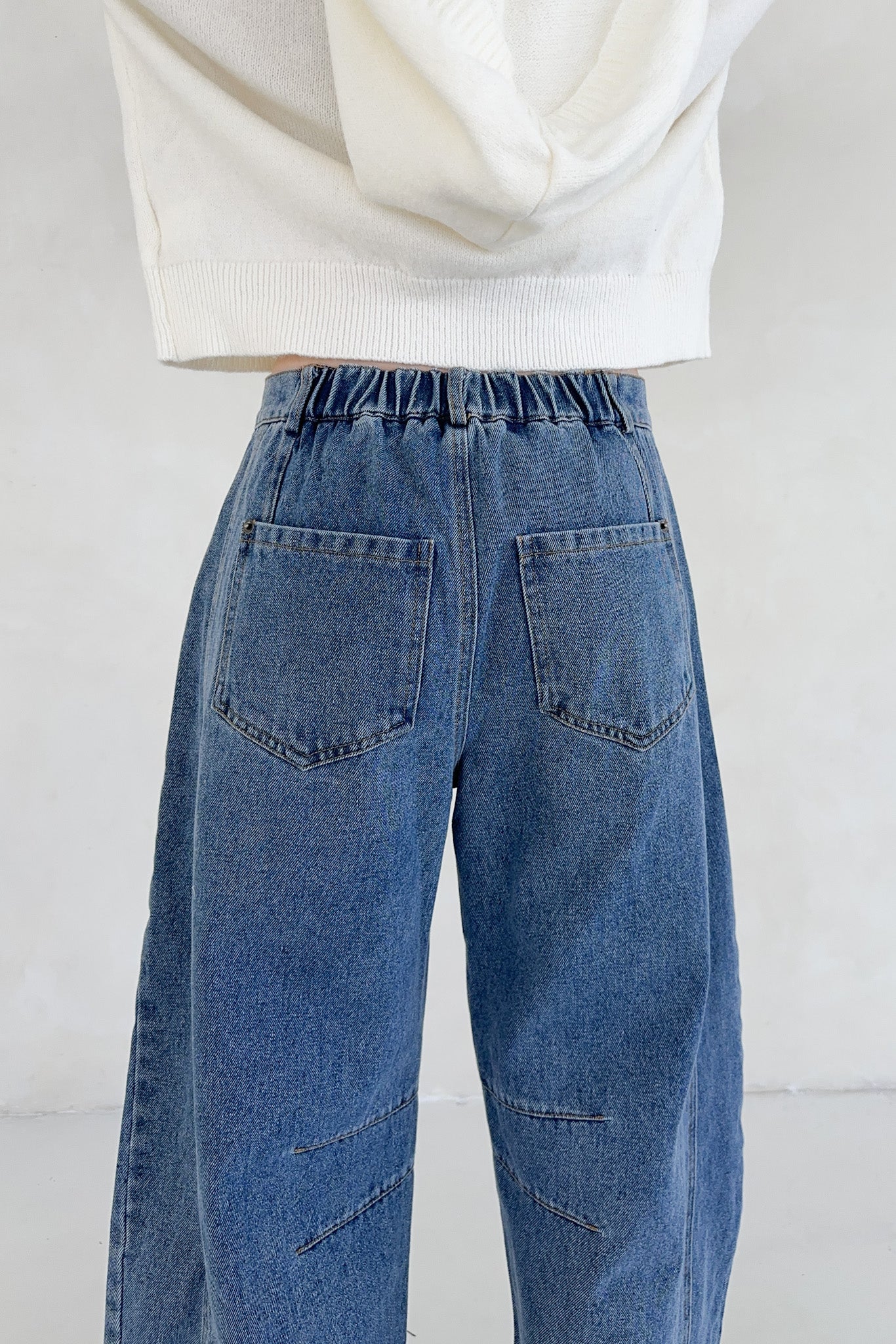 Nora Lightweight Cotton Barrel Jeans in Denim - Image 5