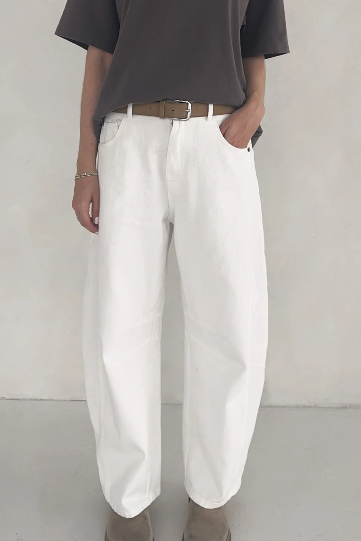 Nora Lightweight Cotton Barrel Jeans in White