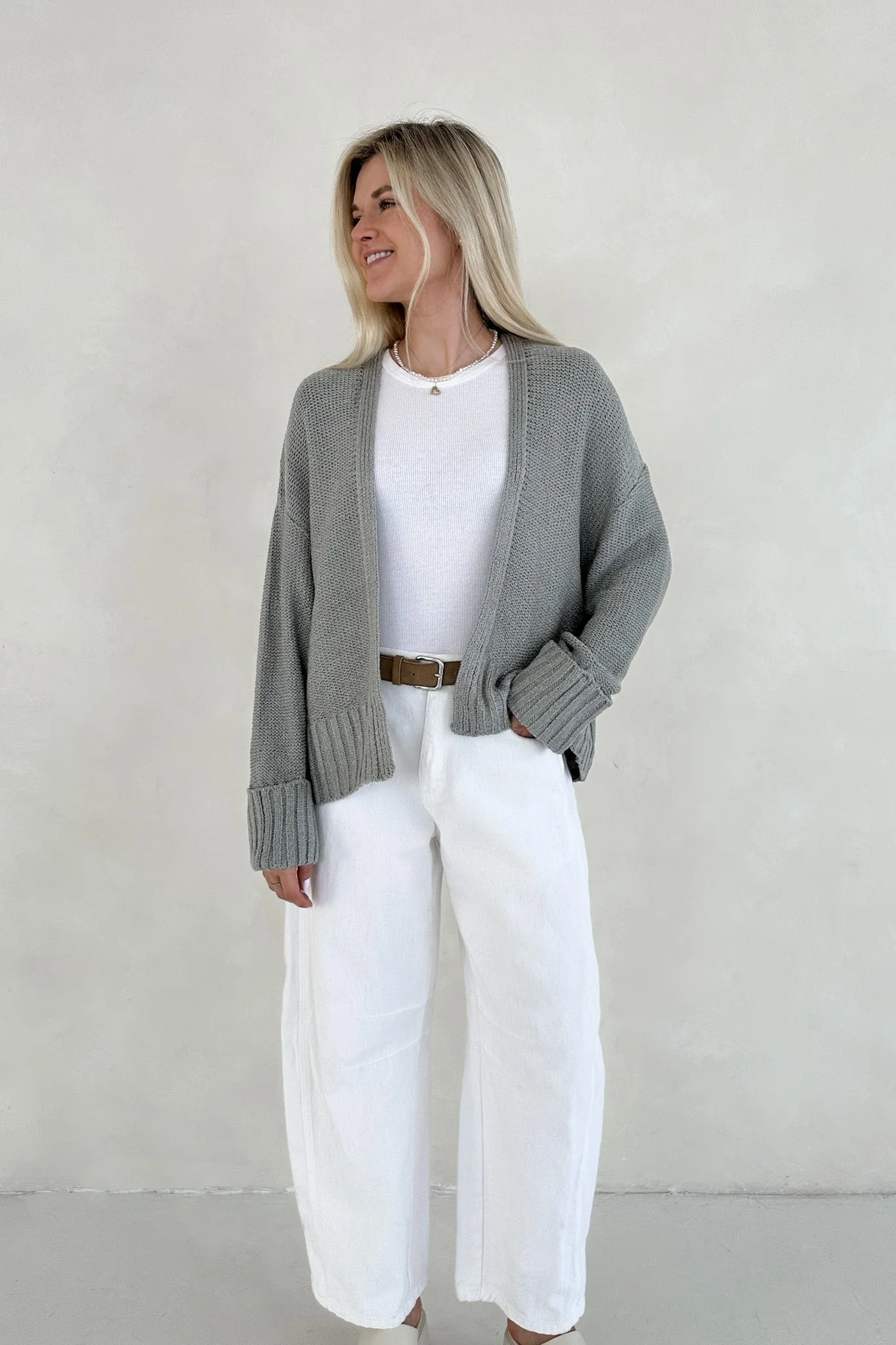 Nora Lightweight Cotton Barrel Jeans in White - Image 10