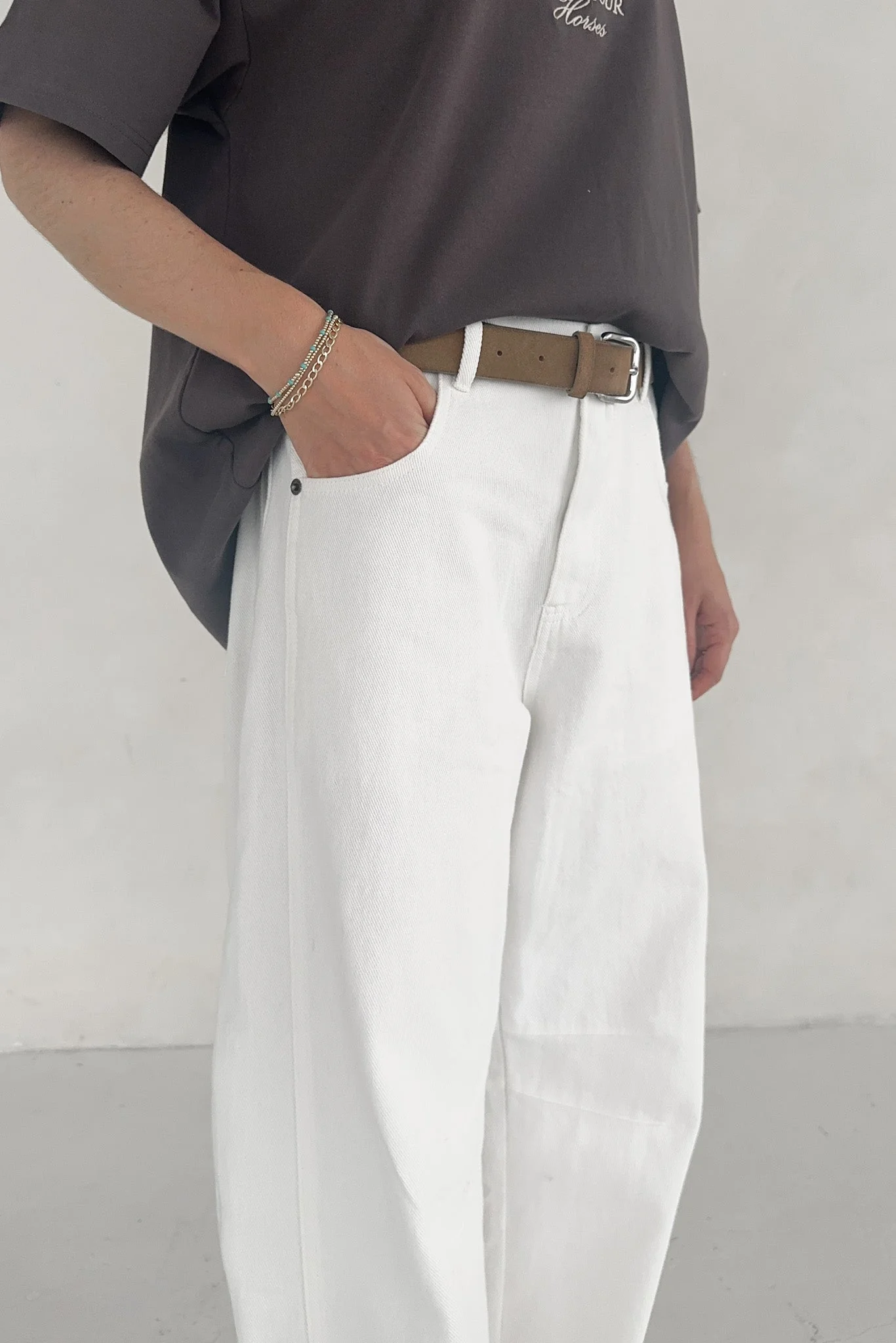 Nora Lightweight Cotton Barrel Jeans in White - Image 2