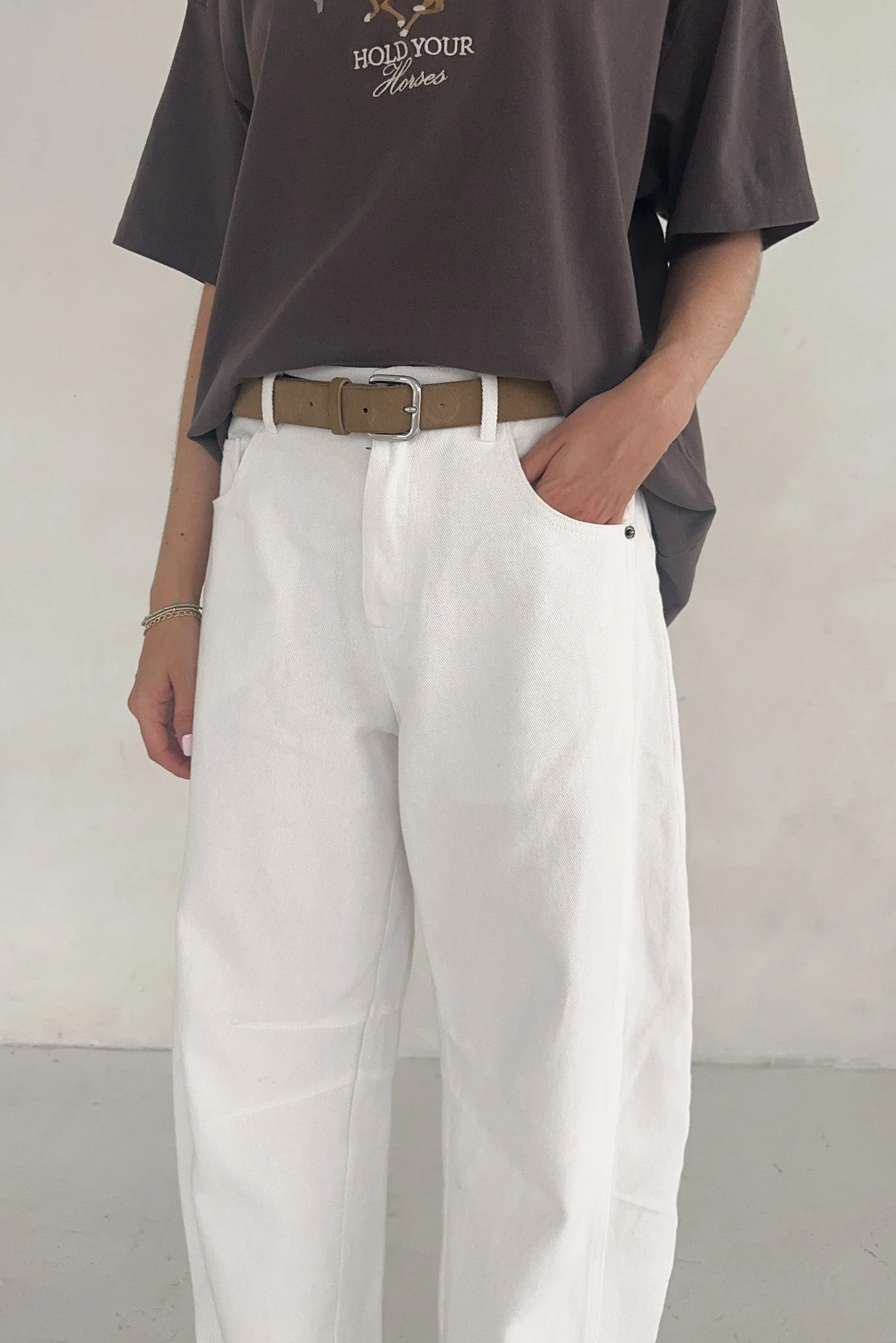 Nora Lightweight Cotton Barrel Jeans in White - Image 6