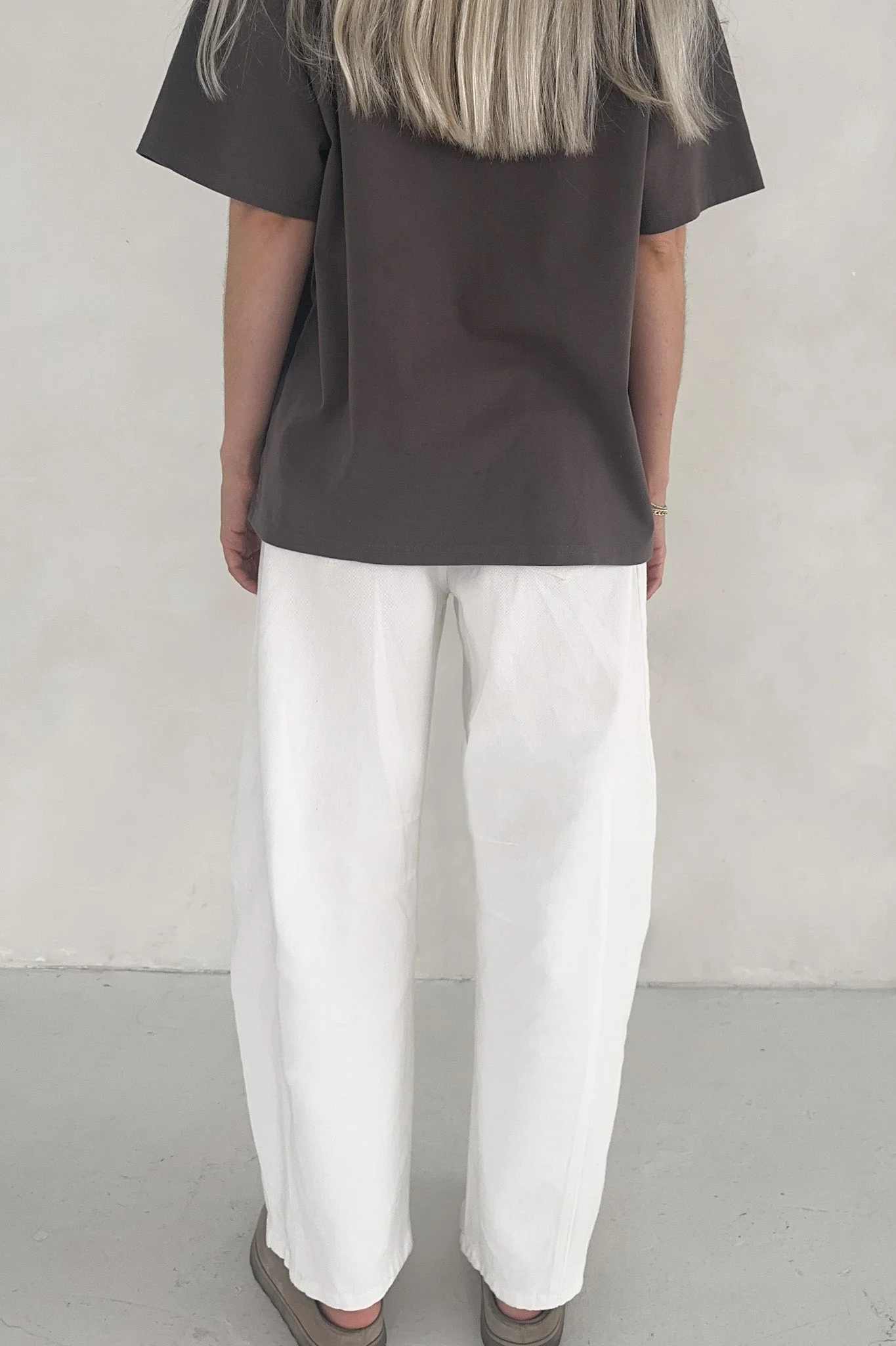 Nora Lightweight Cotton Barrel Jeans in White - Image 8
