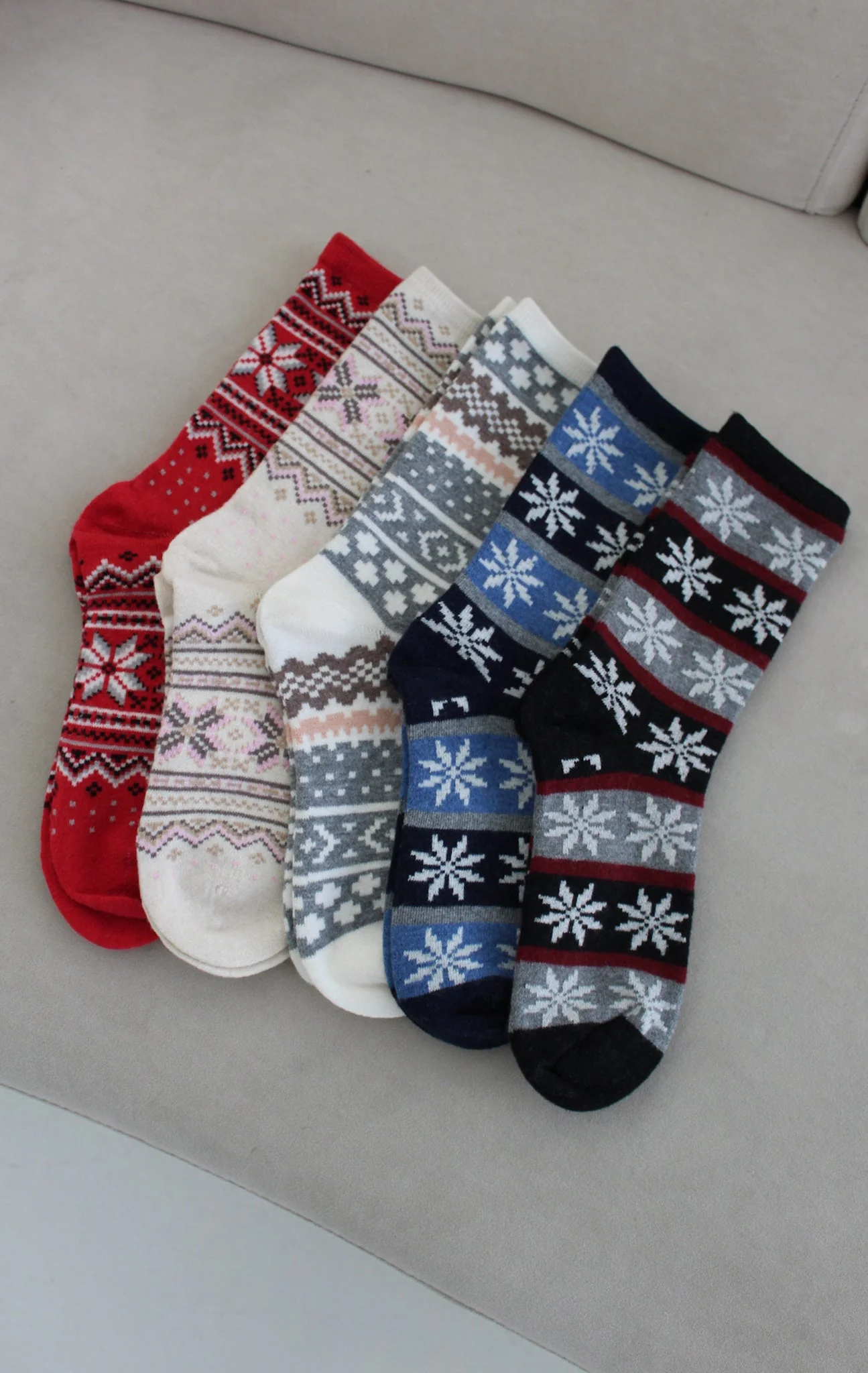 Snowflake Faire Isle Cashmere Blend Crew Socks in Black - Image 2